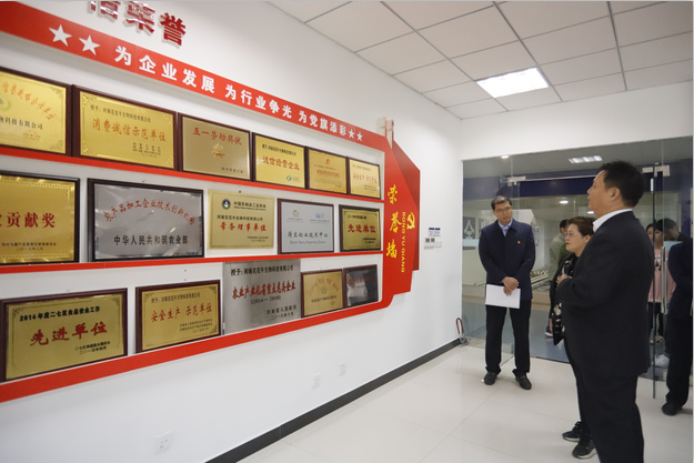 鄭州二七區(qū)委組織部常務(wù)副部長王波一行 蒞臨我公司考察指導黨建工作 鄭州二七區(qū)委組織部常務(wù)副部長王波一行 蒞臨我公司考察指導黨建工作
