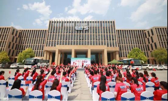 做白色的牛奶，創(chuàng)紅色的企業(yè)，花花牛乳業(yè)集團青春歌會慶祝建黨100周年