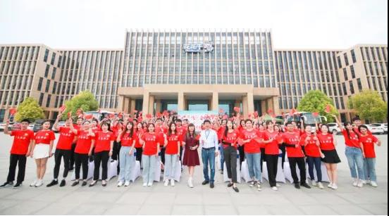 做白色的牛奶，創(chuàng)紅色的企業(yè)，花花牛乳業(yè)集團青春歌會慶祝建黨100周年