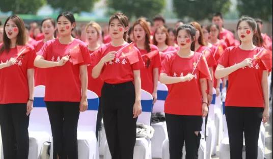 做白色的牛奶，創(chuàng)紅色的企業(yè)，花花牛乳業(yè)集團青春歌會慶祝建黨100周年