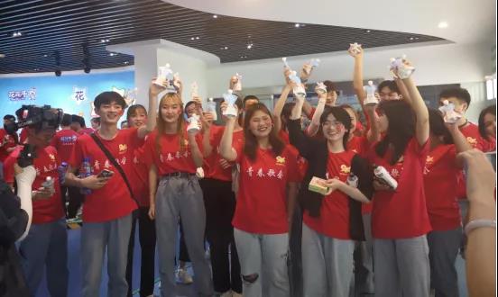 做白色的牛奶，創(chuàng)紅色的企業(yè)，花花牛乳業(yè)集團青春歌會慶祝建黨100周年