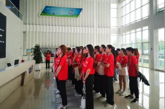 做白色的牛奶，創(chuàng)紅色的企業(yè)，花花牛乳業(yè)集團青春歌會慶祝建黨100周年