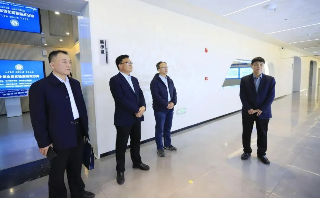 花花牛乳業(yè)集團黨委書記、董事長唐洪峰一行赴中原食品實驗室同中國工程院院士、中原食品實驗室主任任發(fā)政座談交流