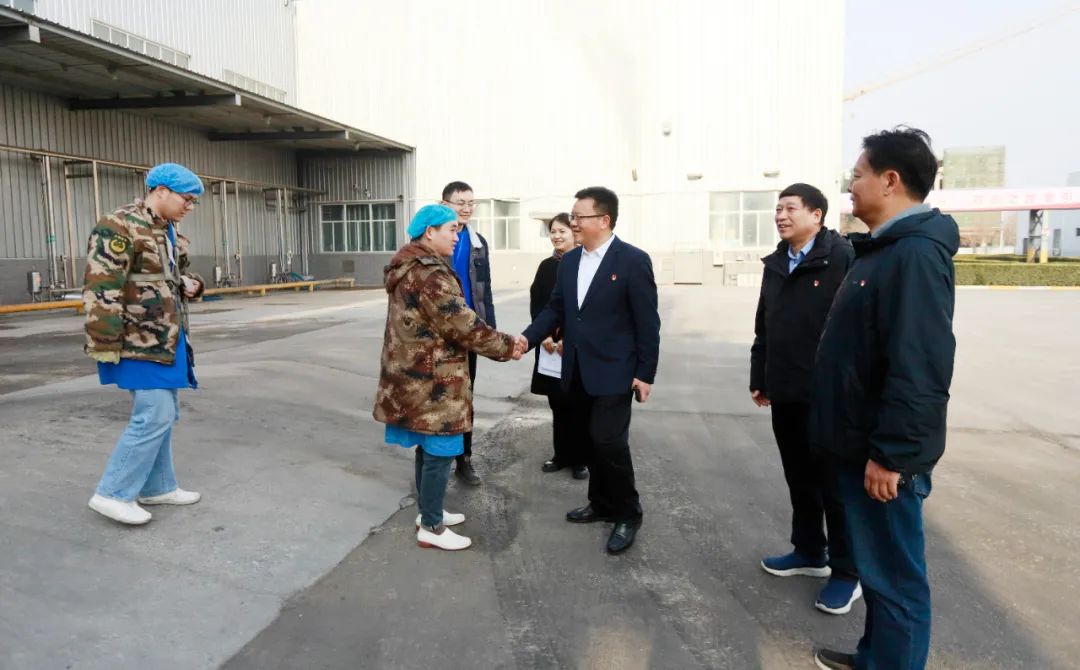 新春慰問送關(guān)懷——集團黨委書記、董事長慰問春節(jié)期間堅守崗位的一線職工