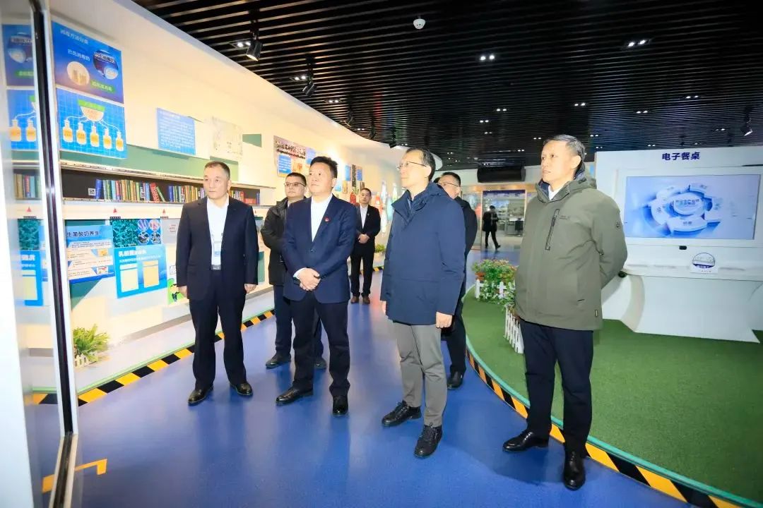 省政府國資委黨委書記、主任李濤一行到花花牛乳業(yè)集團調研