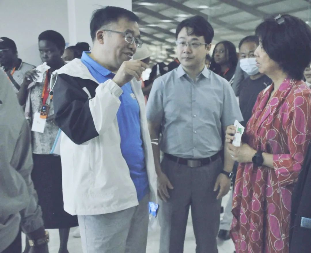 北京大學(xué)南南合作與發(fā)展學(xué)院教授、全球伙伴關(guān)系主任周詠梅一行蒞臨花花牛平輿瑞亞牧業(yè)參觀調(diào)研