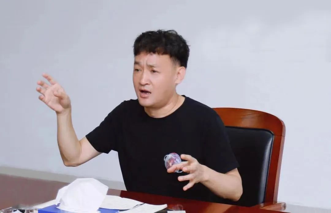 勇?lián)姑な卣齽?chuàng)新｜花花牛乳業(yè)集團(tuán)召開(kāi)營(yíng)銷、養(yǎng)殖及飼料月度經(jīng)營(yíng)工作會(huì)議