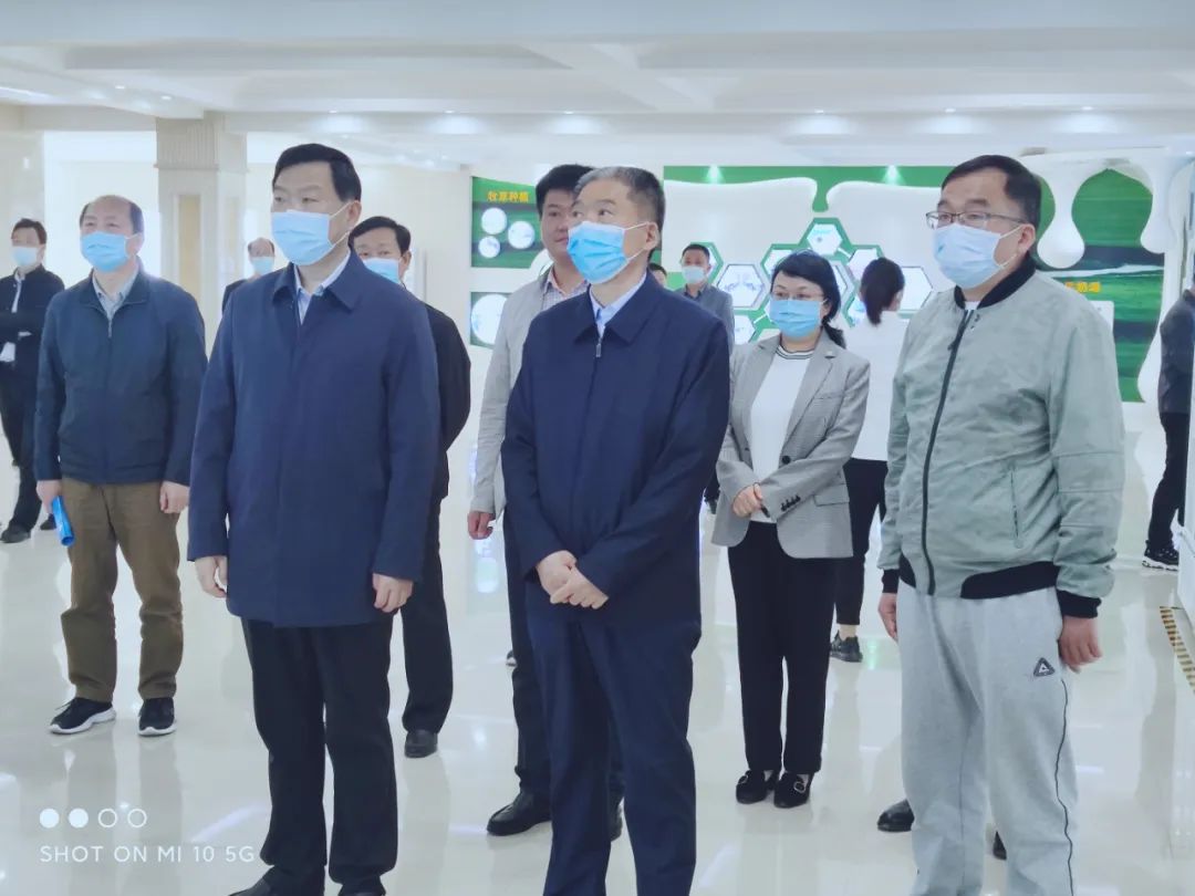 平頂山市人大常委會(huì)主任張明新蒞臨 花花牛魯山瑞亞參觀調(diào)研 平頂山市人大常委會(huì)主任張明新蒞臨 花花牛魯山瑞亞參觀調(diào)研