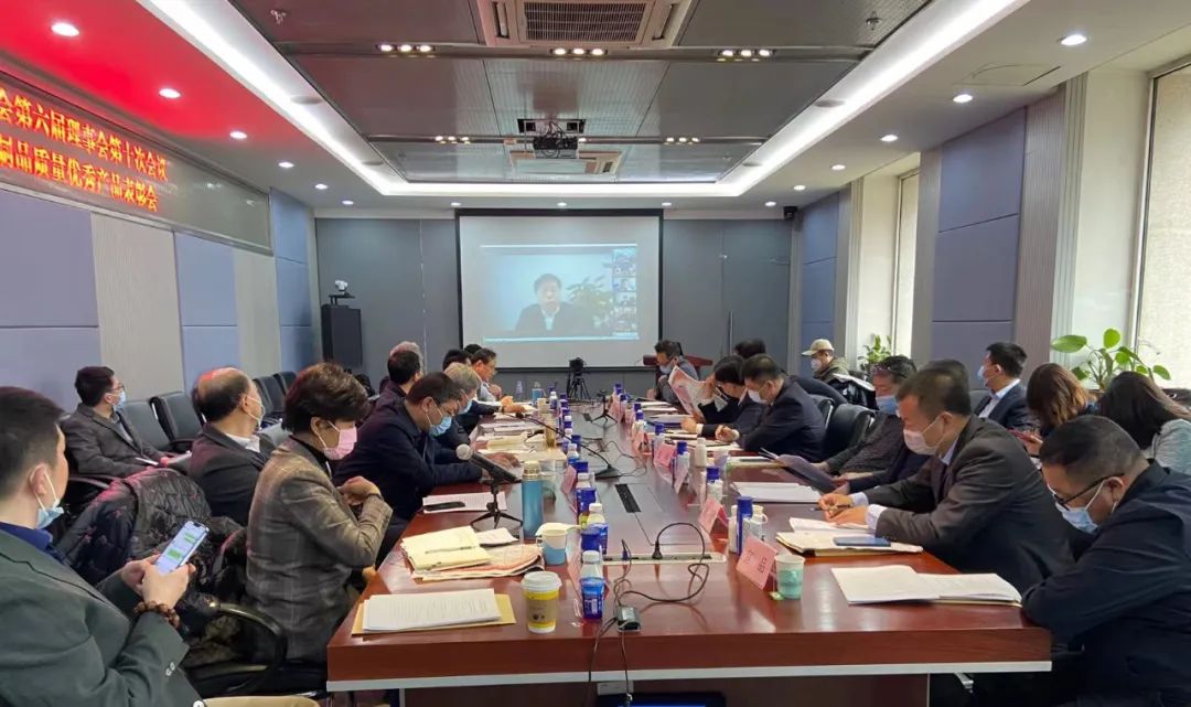 榮膺乳業(yè)三大金獎(jiǎng)，花花牛以產(chǎn)業(yè)融合發(fā)展推進(jìn)奶業(yè)高質(zhì)量發(fā)展