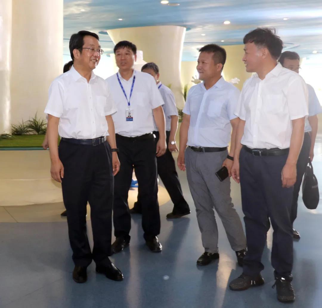 河南省高級人民法院院長胡道才一行蒞臨花花牛乳業(yè)集團(tuán)開展“萬人助萬企”活動 助力企業(yè)發(fā)展 河南省高級人民法院院長胡道才一行蒞臨花花牛乳業(yè)集團(tuán)開展“萬人助萬企”活動 助力企業(yè)發(fā)展