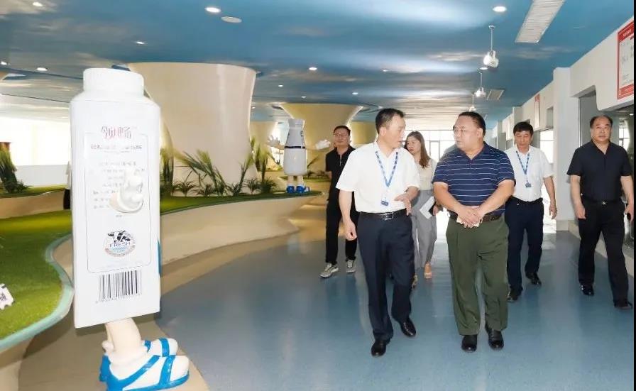 快訊 | 河南省人民政府食品安全委員會辦公室第三批食品安全示范區(qū)驗收組領導蒞臨花花牛乳業(yè)集團驗收食品安全示范區(qū)建設情況 快訊 | 河南省人民政府食品安全委員會辦公室第三批食品安全示范區(qū)驗收組領導蒞臨花花牛乳業(yè)集團驗收食品安全示范區(qū)建設情況