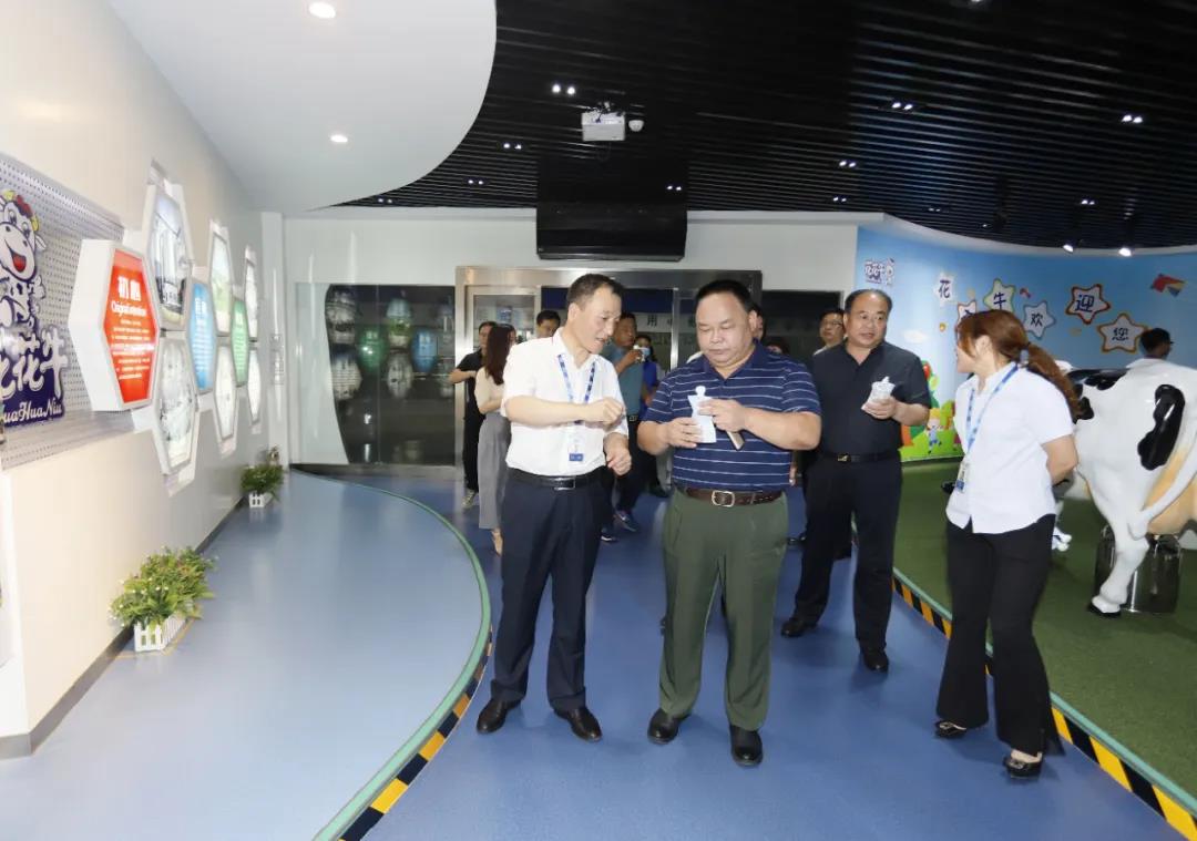 快訊 | 河南省人民政府食品安全委員會辦公室第三批食品安全示范區(qū)驗收組領導蒞臨花花牛乳業(yè)集團驗收食品安全示范區(qū)建設情況 快訊 | 河南省人民政府食品安全委員會辦公室第三批食品安全示范區(qū)驗收組領導蒞臨花花牛乳業(yè)集團驗收食品安全示范區(qū)建設情況