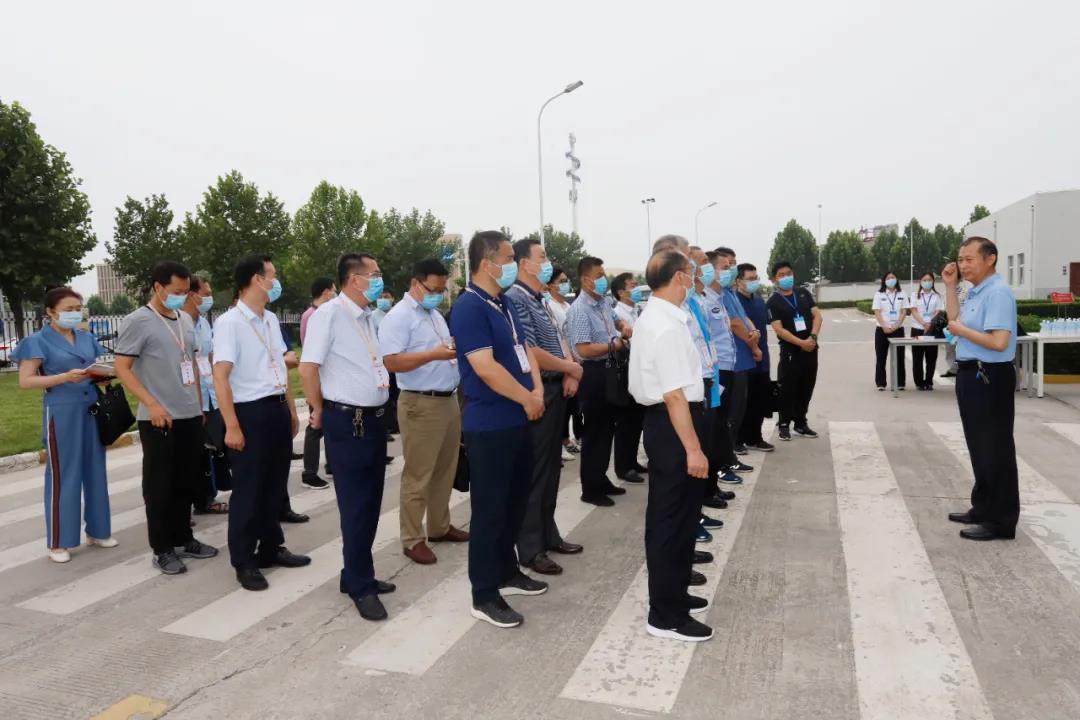 鄭州市安全生產(chǎn)雙重預(yù)防體系建設(shè)現(xiàn)場觀摩會在花花牛乳業(yè)集團(tuán)鄭州分公司召開 鄭州市安全生產(chǎn)雙重預(yù)防體系建設(shè)現(xiàn)場觀摩會在花花牛乳業(yè)集團(tuán)鄭州分公司召開