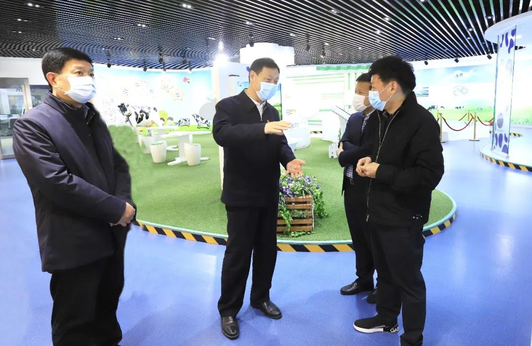 河南省委農(nóng)辦主任、農(nóng)業(yè)農(nóng)村廳廳長申延平一行調(diào)研河南花花牛乳業(yè)集團(tuán)