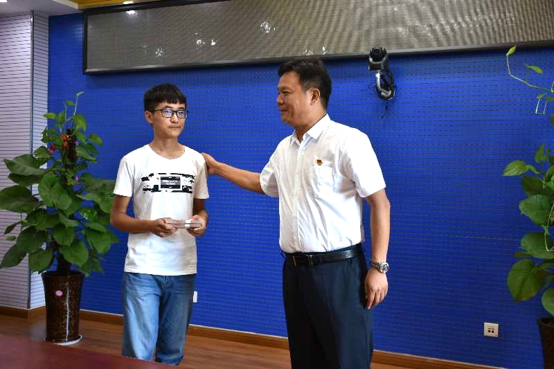 花花牛濟(jì)困解難，助力學(xué)子圓夢(mèng)香江