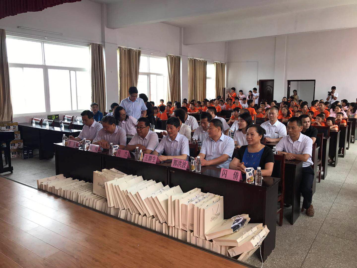 “關(guān)愛特殊兒童，讓愛灑滿人間—花花牛乳業(yè)集團(tuán)2018中國小康牛奶行動” 公益助學(xué)泌陽捐贈儀式