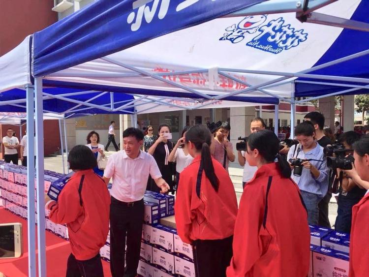 “健康中原，牛奶伴您行——花花牛乳業(yè)集團(tuán)2018中國小康牛奶行動” 公益助學(xué)啟動儀式隆重舉行