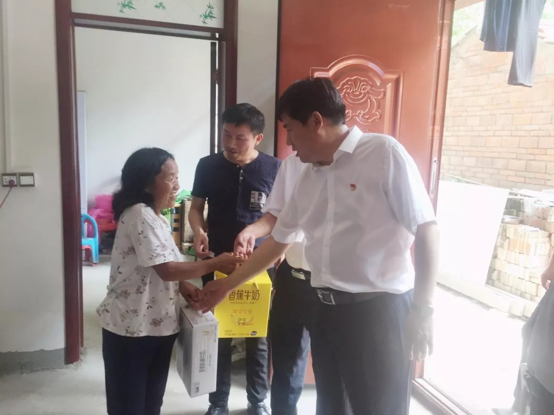 花花牛乳業(yè)集團走訪慰問貧困戶 結(jié)對幫扶暖人心 花花牛乳業(yè)集團走訪慰問貧困戶 結(jié)對幫扶暖人心