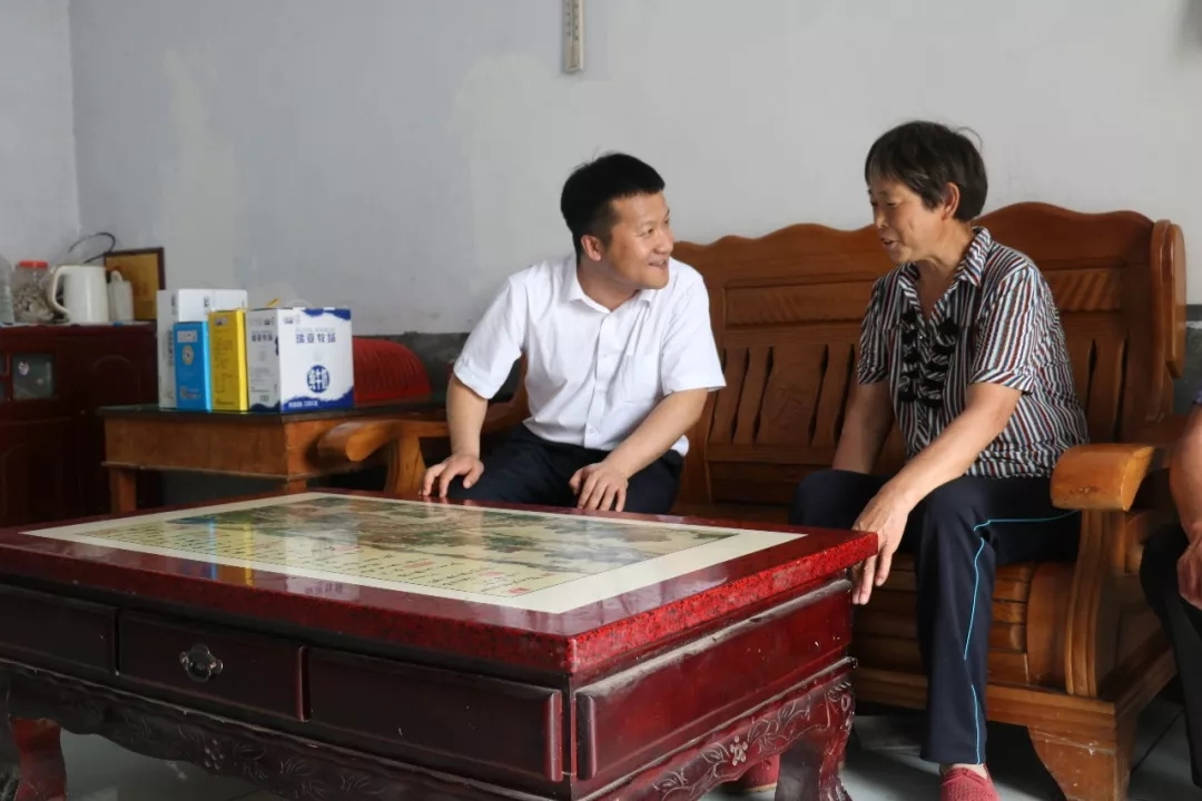 花花牛乳業(yè)集團走訪慰問貧困戶 結(jié)對幫扶暖人心 花花牛乳業(yè)集團走訪慰問貧困戶 結(jié)對幫扶暖人心