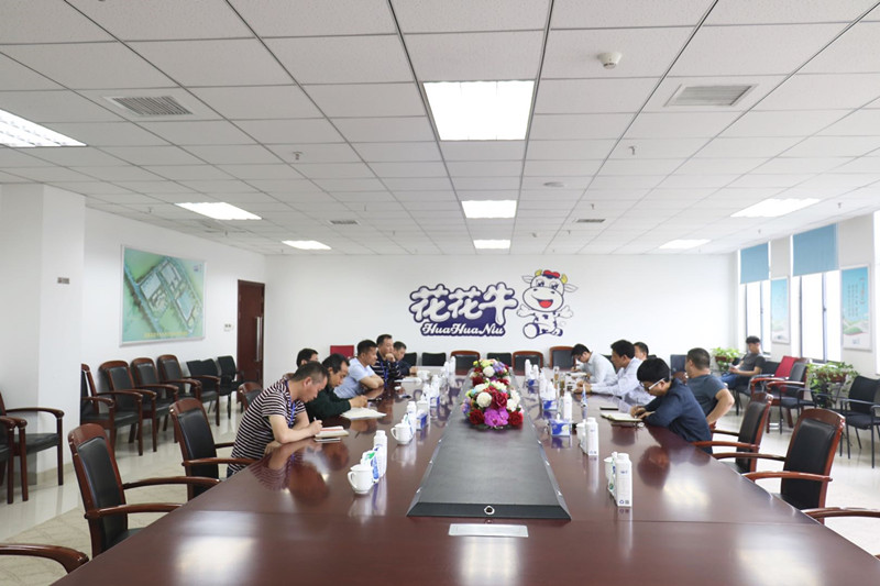 二七區(qū)張超副區(qū)長蒞臨花花牛公司 調(diào)研指導工作 二七區(qū)張超副區(qū)長蒞臨花花牛公司 調(diào)研指導工作