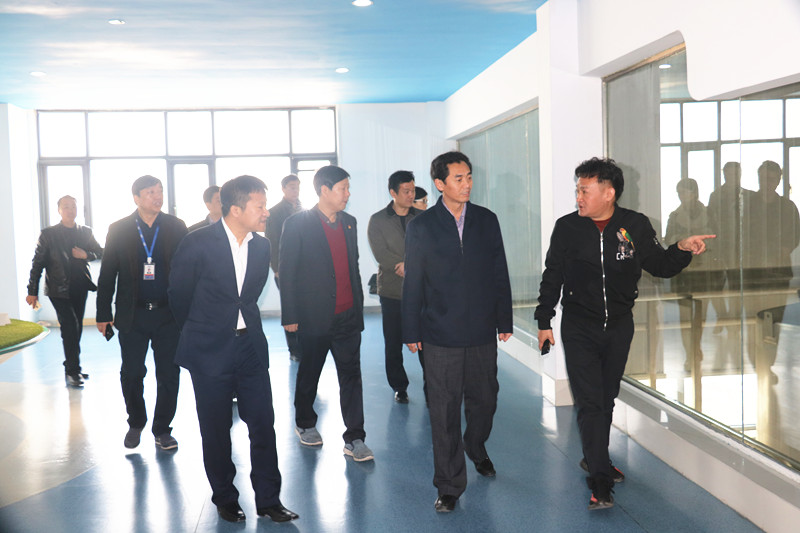 封丘縣縣長(zhǎng)王獻(xiàn)臣一行蒞臨 花花牛集團(tuán)養(yǎng)殖、乳品事業(yè)部參觀調(diào)研