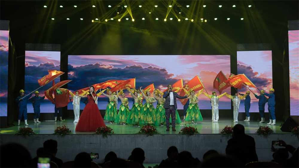 “不忘初心、聚力前行” 花花牛集團(tuán)2018迎新春聯(lián)歡會(huì)隆重舉行