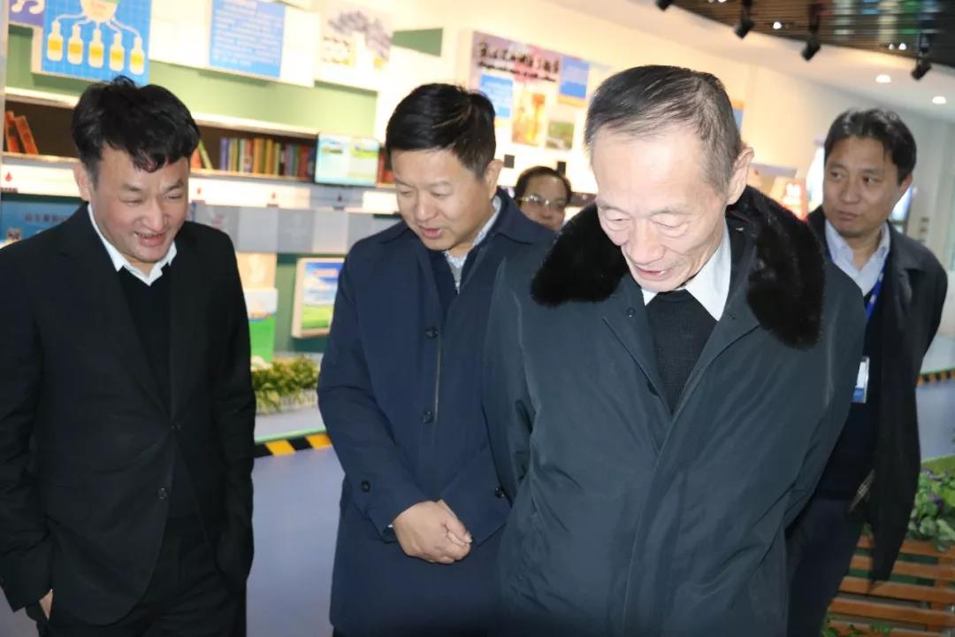 中國(guó)奶業(yè)協(xié)會(huì)高鴻賓會(huì)長(zhǎng)蒞臨花花牛指導(dǎo)工作 中國(guó)奶業(yè)協(xié)會(huì)高鴻賓會(huì)長(zhǎng)蒞臨花花牛指導(dǎo)工作