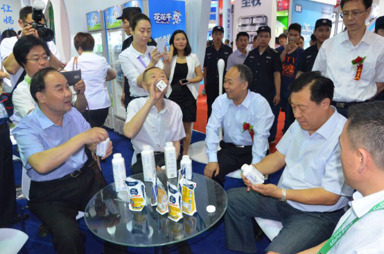 花花牛牛氣沖天！農(nóng)業(yè)部長品嘗“領暢”點贊，又獲國際奶業(yè)平臺青睞