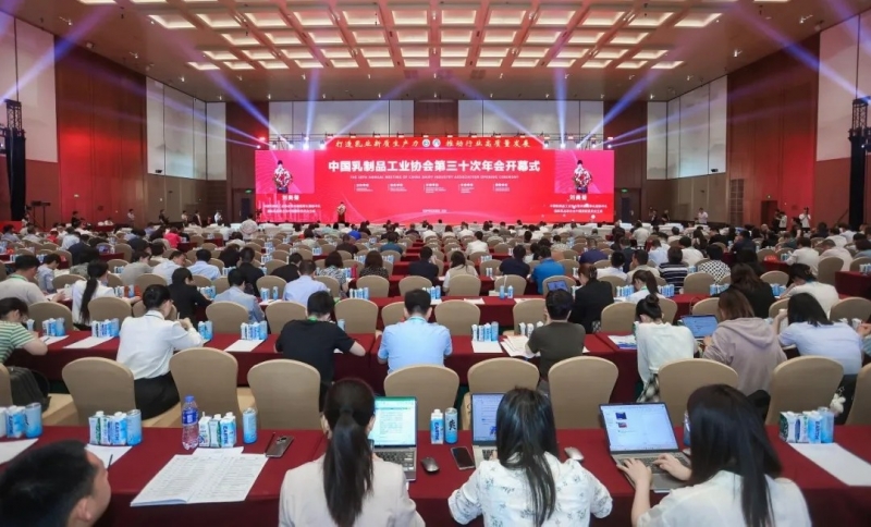 花花牛乳業(yè)集團(tuán)黨委書記、董事長唐洪峰一行參加中國乳制品工業(yè)協(xié)會第三十次年會暨2024中國（國