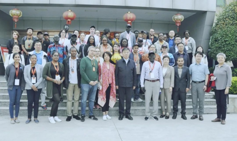 北京大學(xué)南南合作與發(fā)展學(xué)院教授、全球伙伴關(guān)系主任周詠梅一行蒞臨花花牛平輿瑞亞牧業(yè)參觀調(diào)研