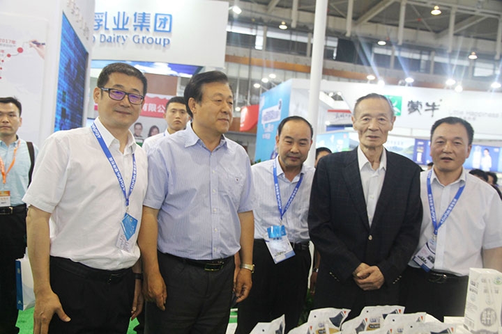 花花牛亮相第八屆中國奶業(yè)大會，又獲農(nóng)業(yè)部長一聲贊！