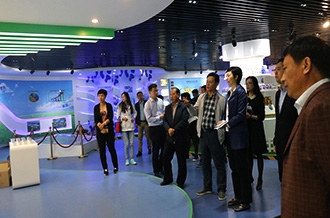 鄭州市二七區(qū)區(qū)委、統(tǒng)戰(zhàn)部部長王玉紅蒞臨花花牛生物科技有限公司參觀指導(dǎo)