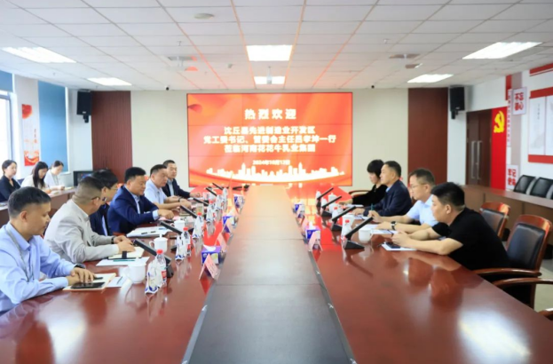 沈丘縣先進(jìn)制造業(yè)開發(fā)區(qū)黨工委書記呂孝坤、金絲猴食品有限公司董事長李旸等一行到訪河南花花牛乳業(yè)集團(tuán)